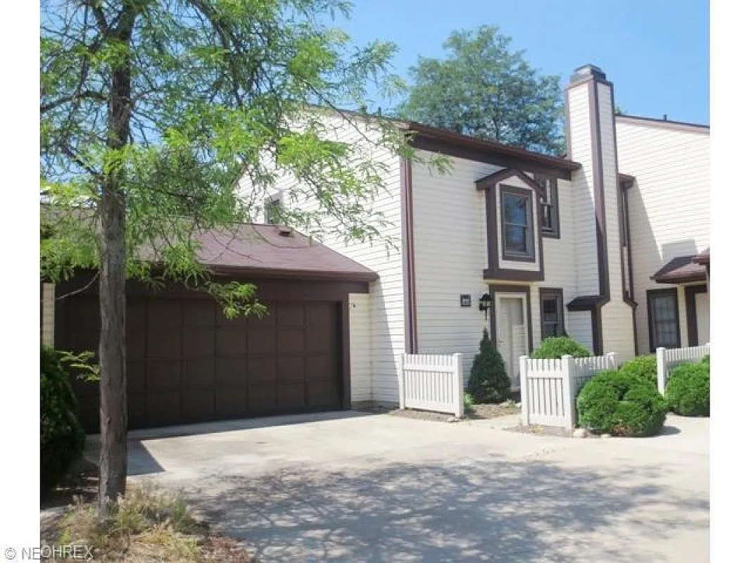 890 Wellsley Ln photo 1