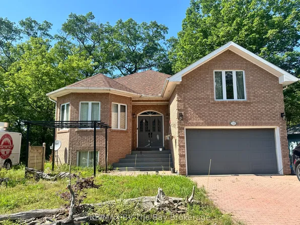 32 1st Ln, Wasaga Beach, ON L9Z 2G3