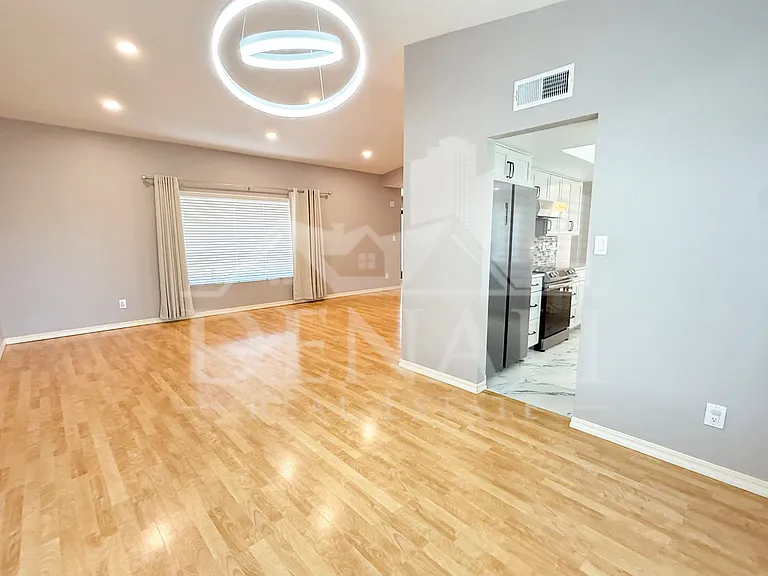 811 E Chilton Dr — Photo 9