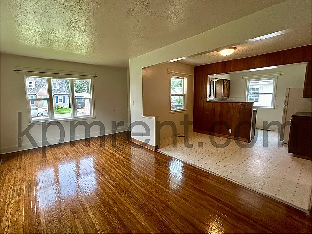 1109 3rd Ave NW — Photo 2