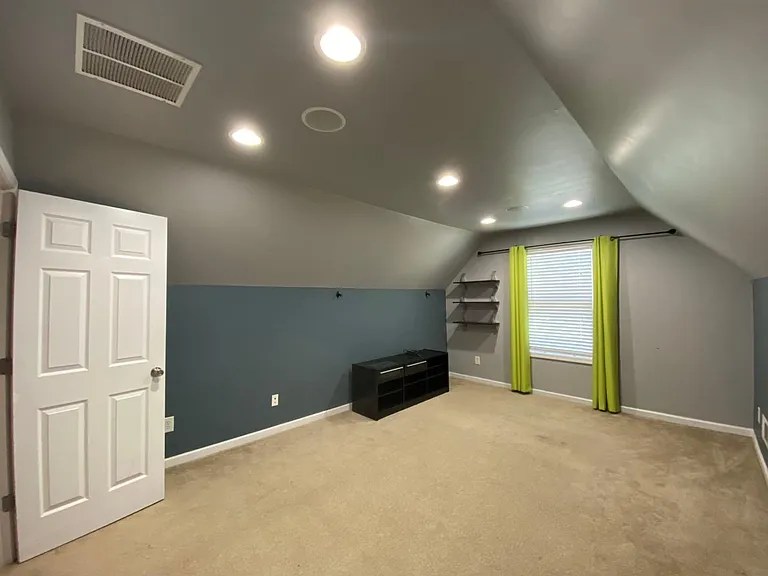 2577 Woodford Ln — Photo 18