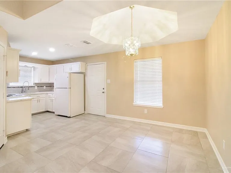 3504 N Champagne Dr — Photo 6