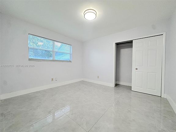4th image of 940 NW 32nd Ct