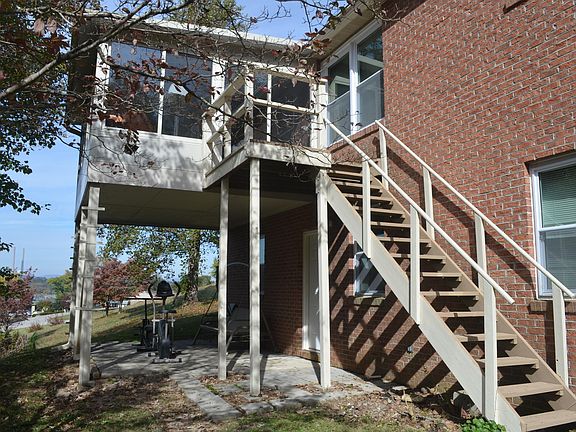 3rd image of 915 Neighborwood St