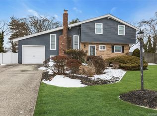 360 Locust Avenue, Oakdale, NY 11769