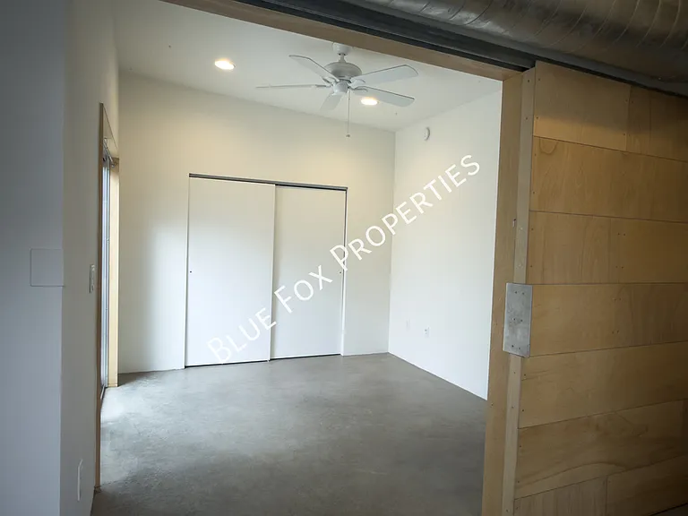 1150 E 15th St — Photo 15