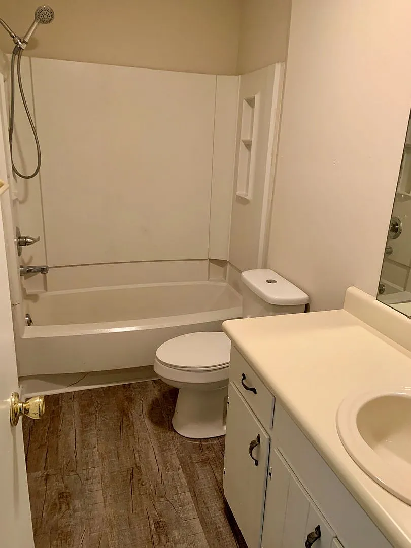 2 Bedroom Duplex with Yard — Photo 4