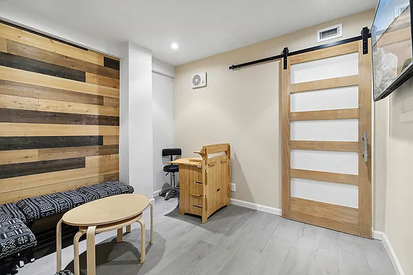L&#39;Appartement DEUXIEME CLASSE - L’Appartement  RIB L/S TOP Logan Apartment Size Sofa :: Leg Finish: Pecan / Size