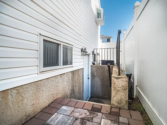 Sold by PRENDAMANO REAL ESTATE | media 44