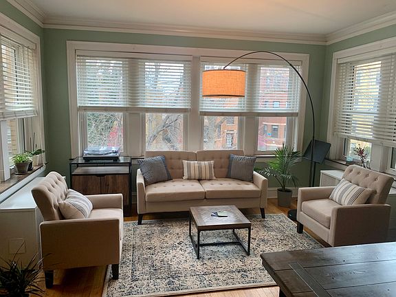 3rd image of 2037 W Berwyn Ave #2