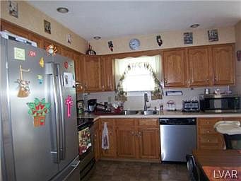 3rd image of 945 Carbon St