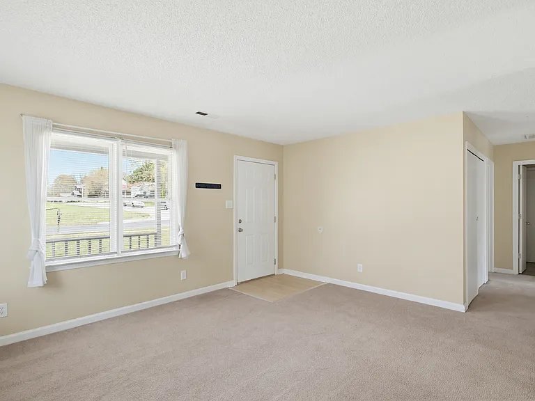 210 E McCulloch St — Photo 10