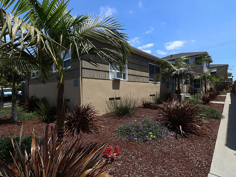 4653-59 Kansas St — Photo 14