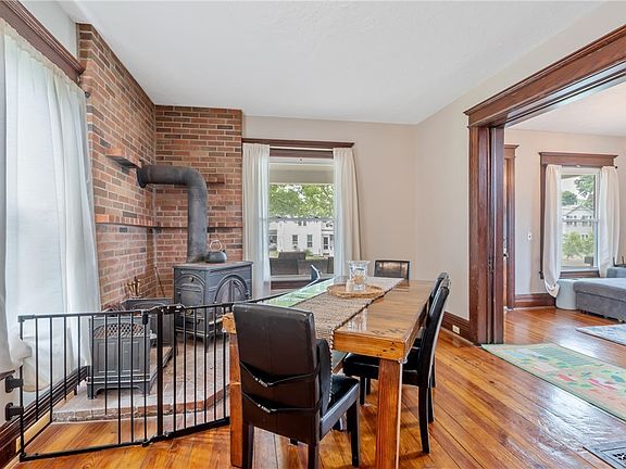 4th image of 214 S Seward Ave