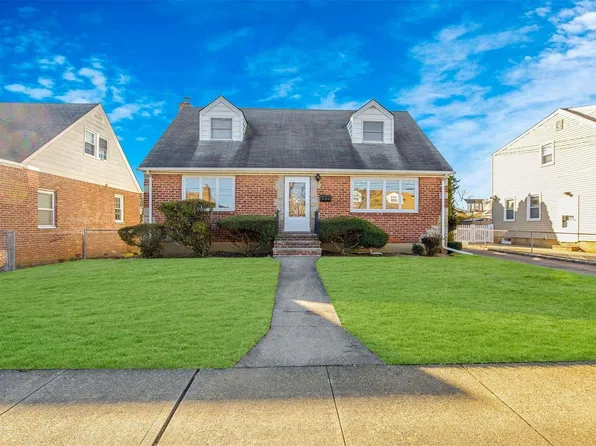 1023 N 3rd Street, New Hyde Park, NY 11040