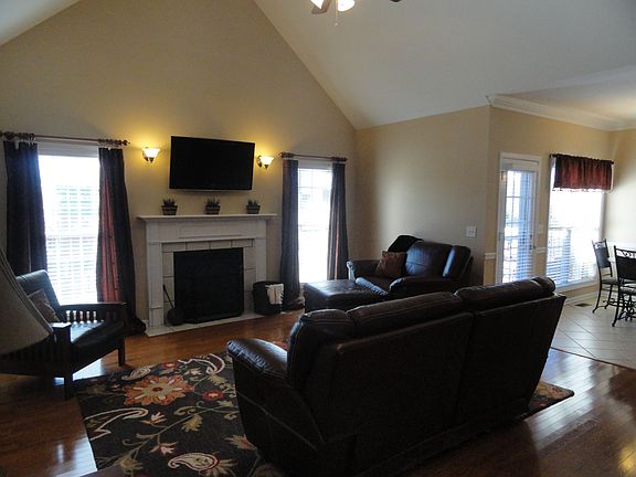 3rd image of 3251 Quincy Ln
