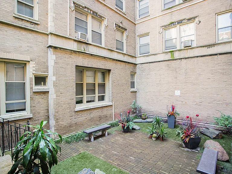 901 Argyle - Courtyard