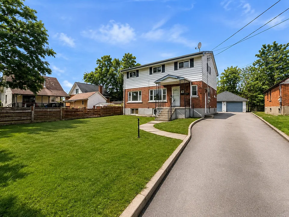 8 Reynolds Cres #1