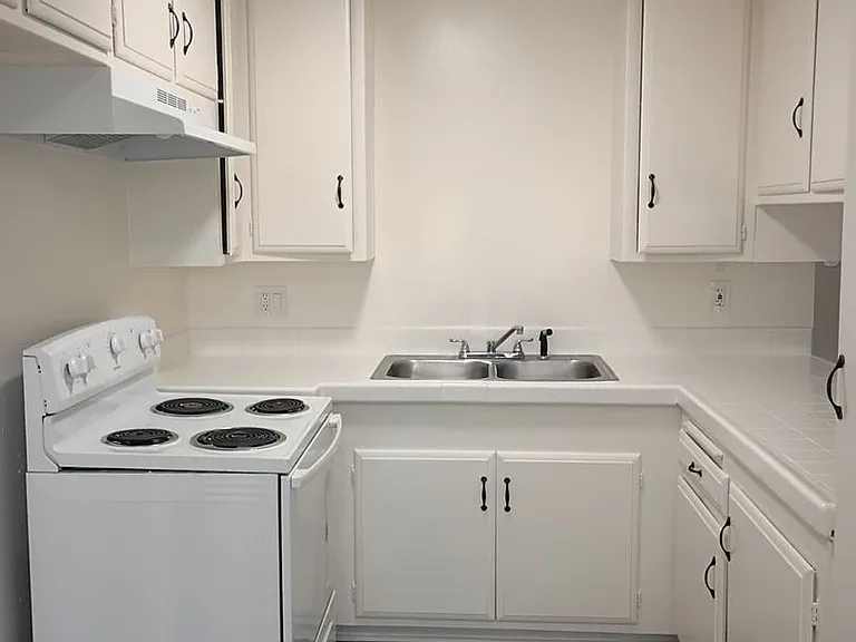 508 S Victoria Ave — Photo 11