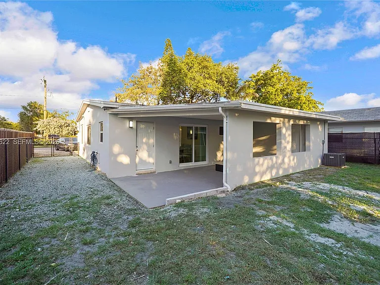 1021 NE 3rd Ave — Photo 39