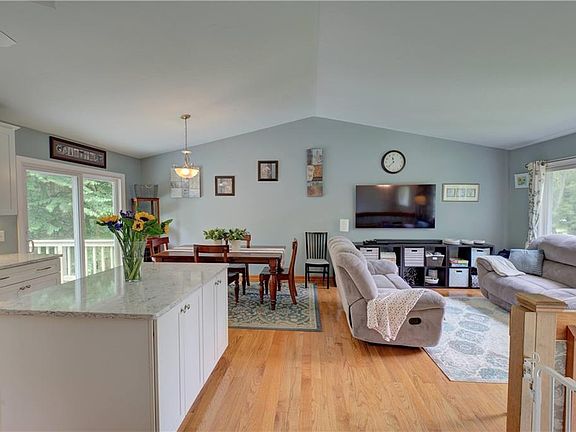 5th image of 12 Quiet Oak Dr