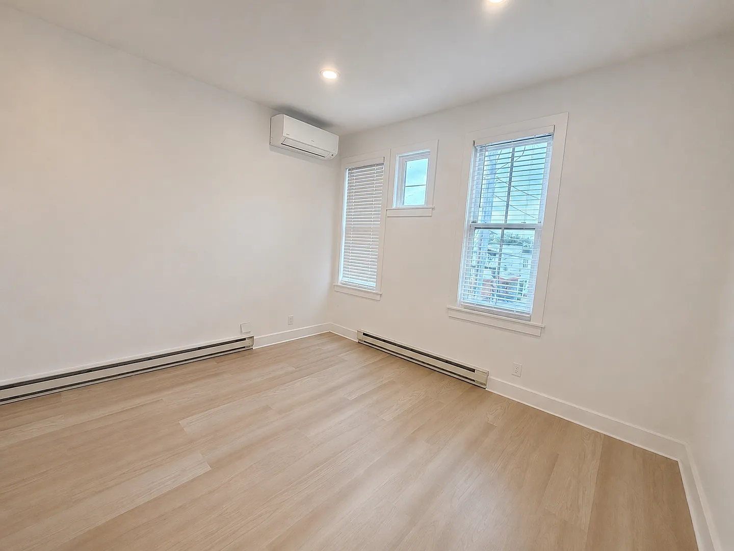 916 Clinton St — Photo 4