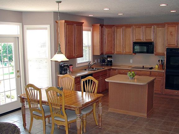 OPEN KITCHEN w/BAYED EATING AREA.