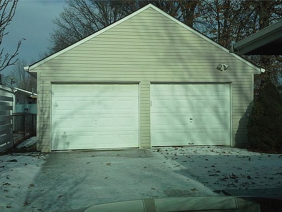 2nd image of 1957 E 41st St