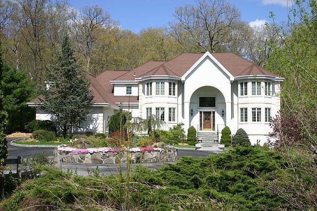 1st image of 16 Pond Hollow Ct