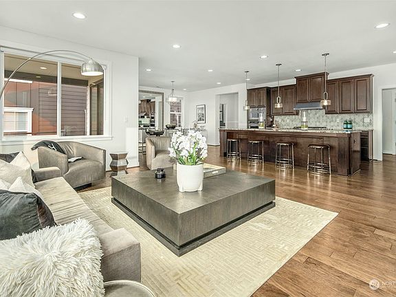 5th image of 1371 Pine Crest Circle NE