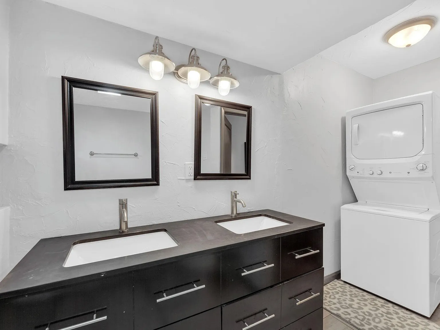 4 bed, 2.0 bath, 1300 sqft, $1,183 — Photo 3