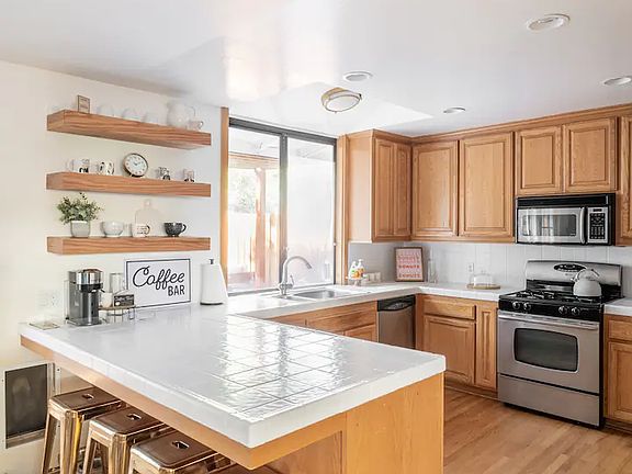 5th image of 266 Mountain Ave