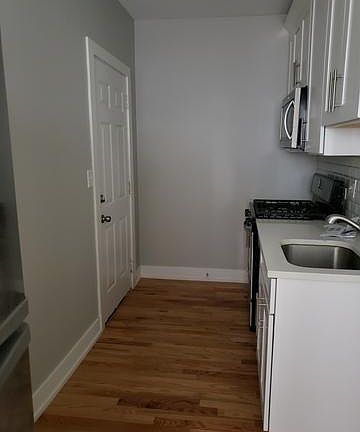 2nd image of 822 W Cuyler Ave