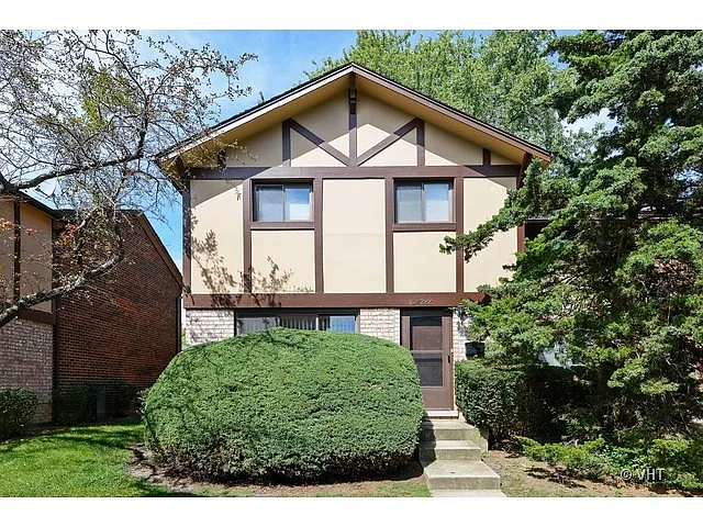 18W266 Buckingham Ln photo 1