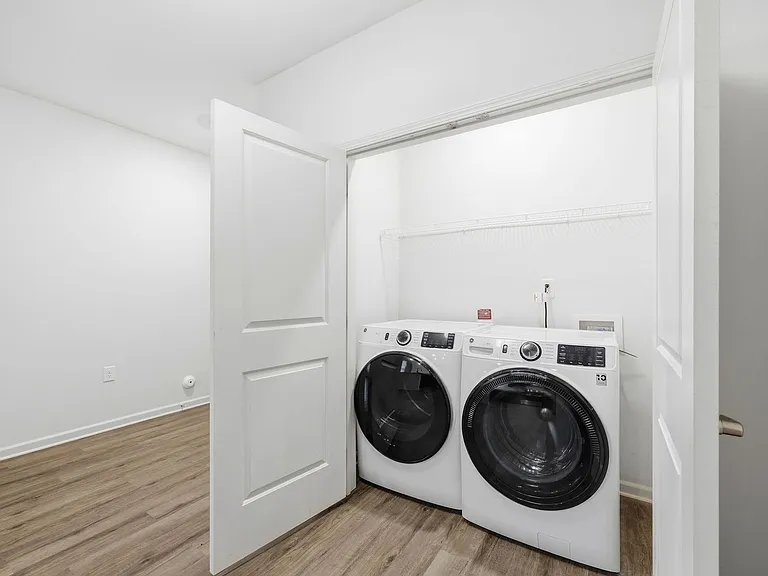 190 Grove Cir #104 — Photo 4