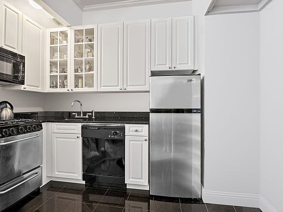 3rd image of 36 Gramercy Park E APT 10T