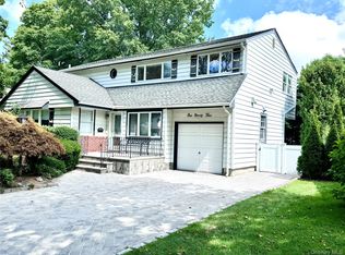 195 Sackville Rd, Garden City, NY 11530