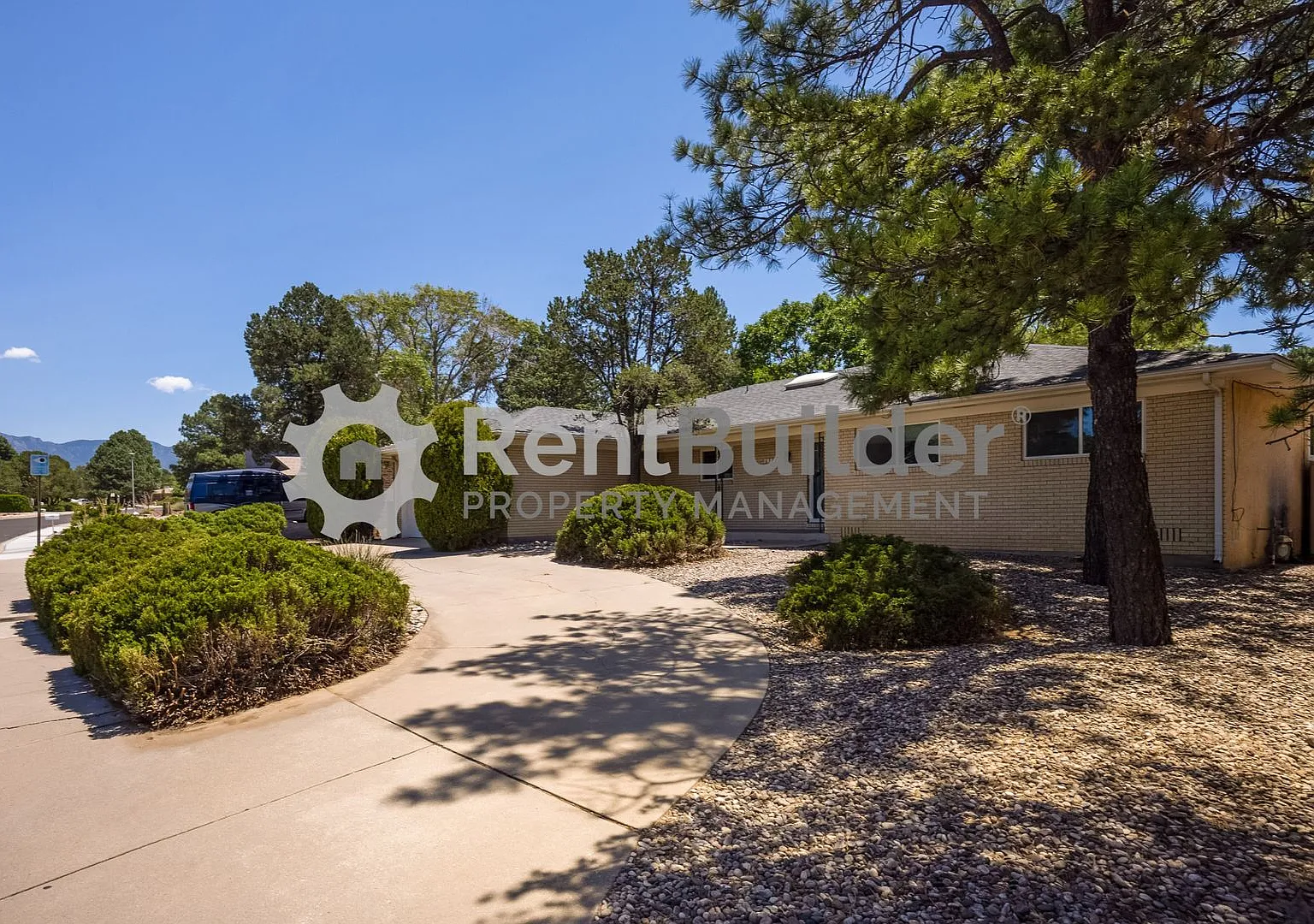 4 bed, 2.0 bath, 2400 sqft, $2,595 — Photo 2