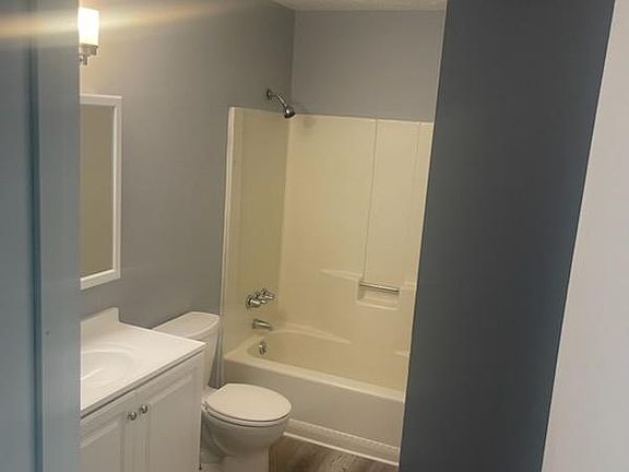 5th image of 7426 West Blvd #4
