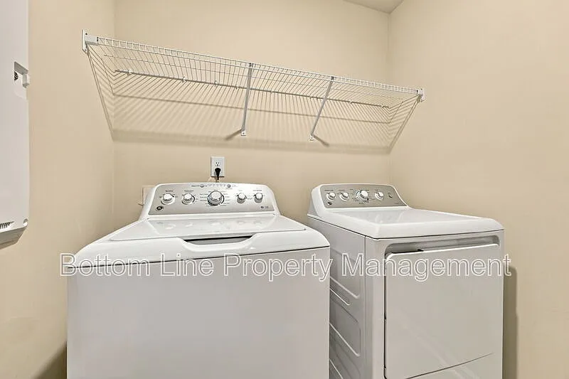 3 bed, 2.5 bath, 1792 sqft, $1,995 — Photo 3