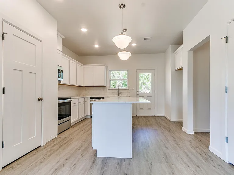 1425 E Park Pl — Photo 3