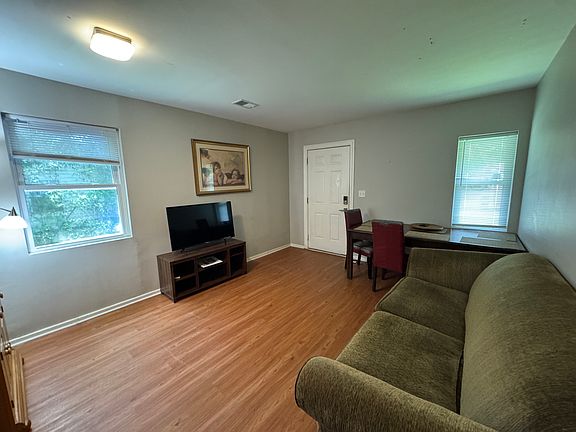 4th image of 2917 Louise Dr