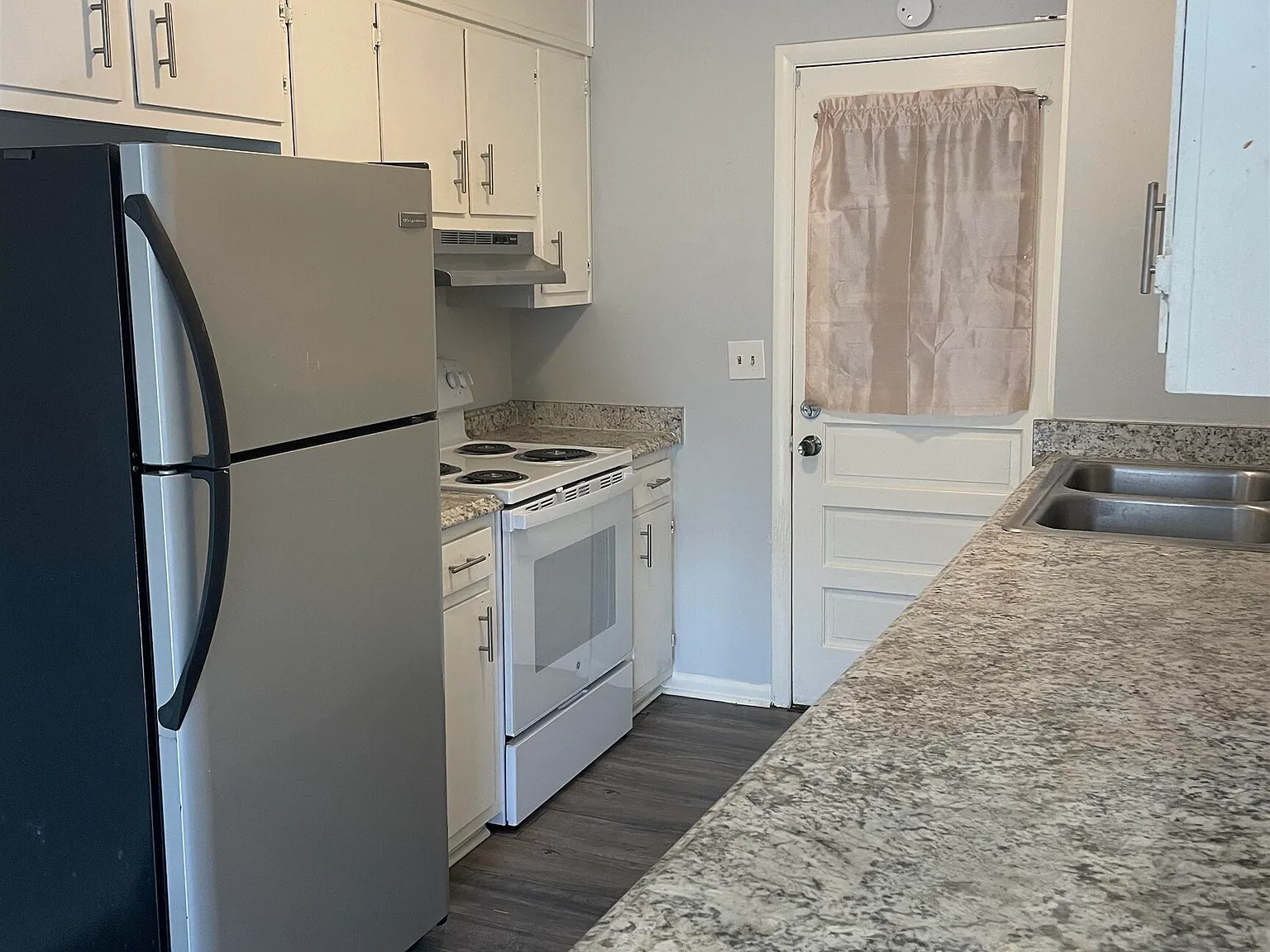 3 bed, 4.0 bath, $1,250 — Photo 2
