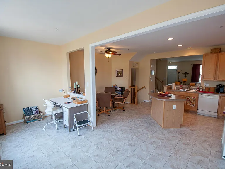 5813 Whiterose Way — Photo 2