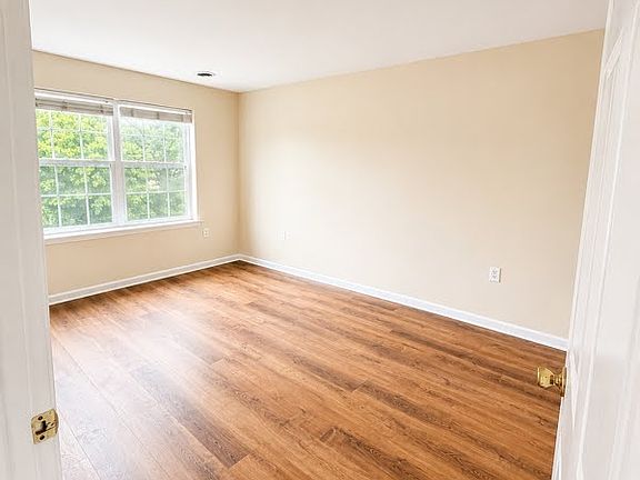 3rd image of 3496 Linden St