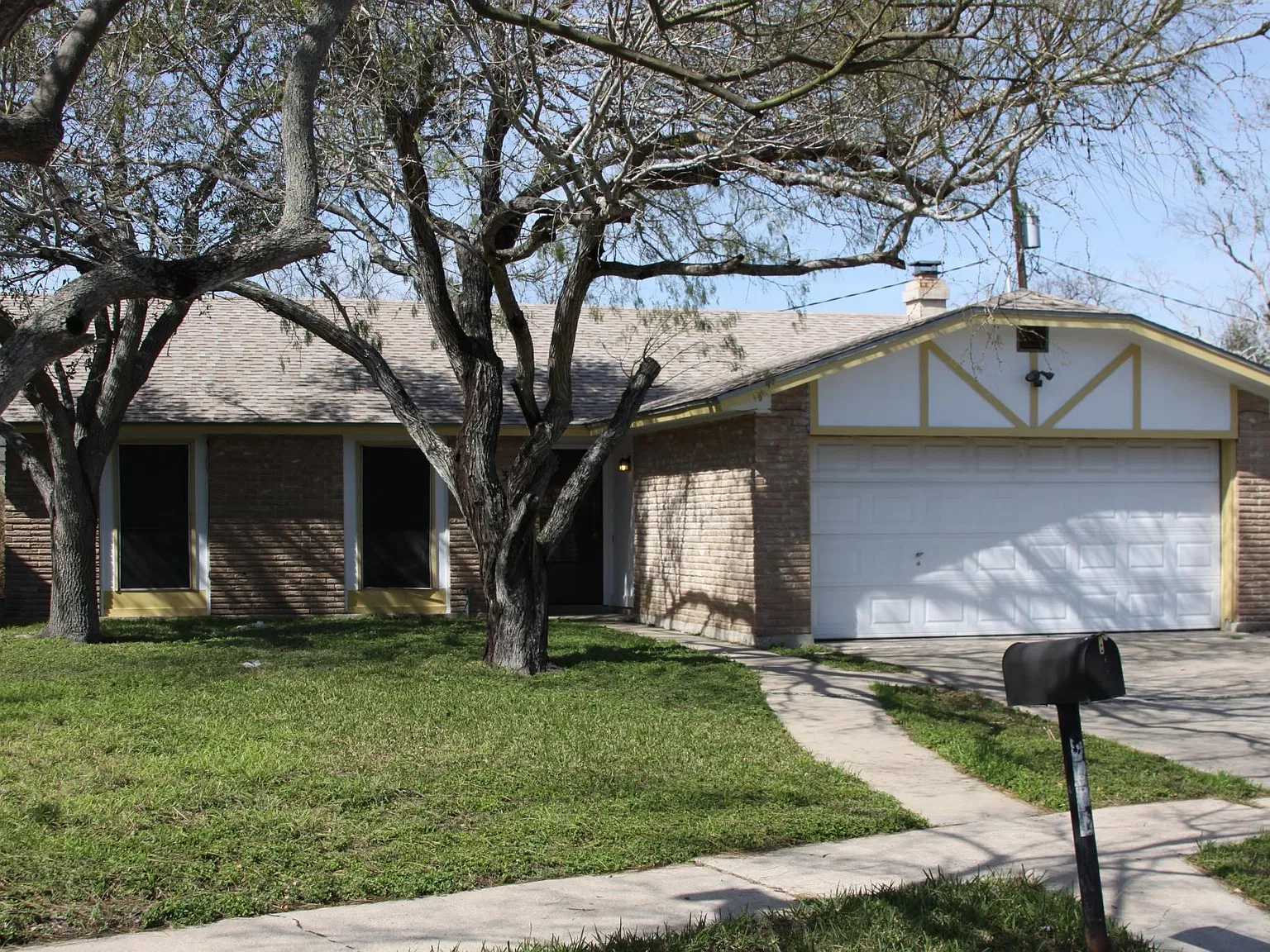 3 bed, 1376 sqft, $1,800 — Photo 2