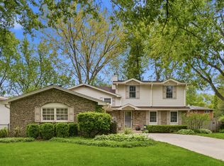 827 Liberty Bell Ln, Libertyville, IL 60048