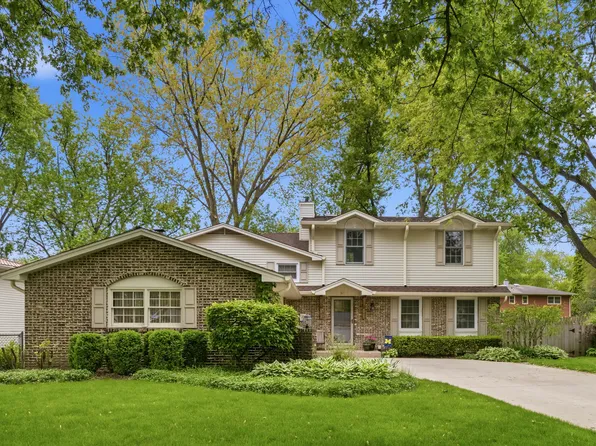827 Liberty Bell Ln, Libertyville, IL 60048