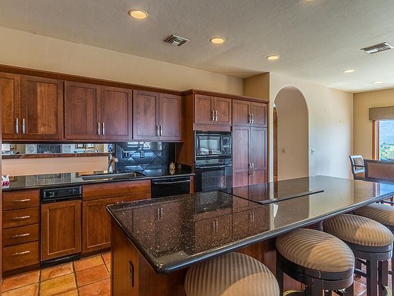 4th image of 11025 N Poinsettia Dr