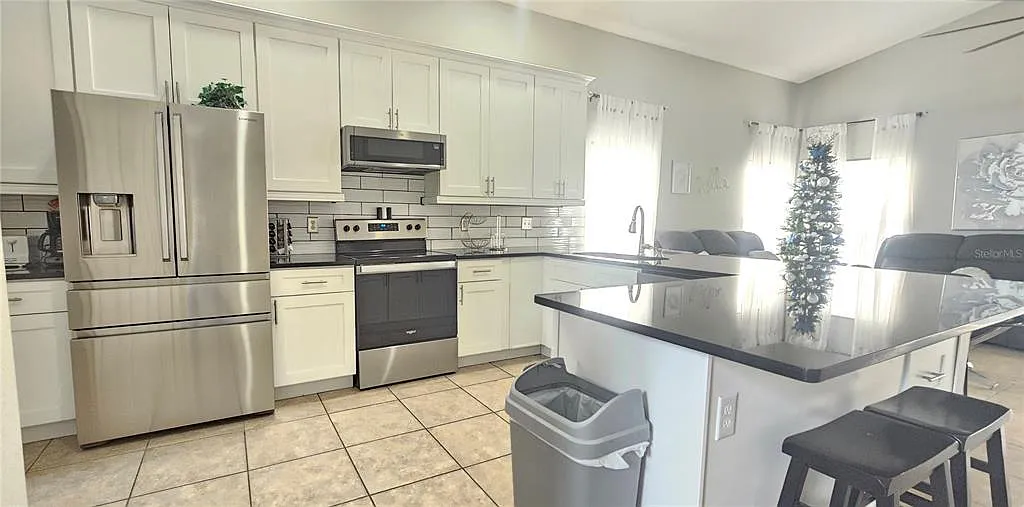 5 bed, 4.0 bath, 2376 sqft, $3,000 — Photo 2